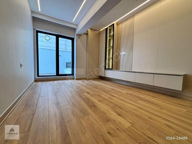 ANADOLUDAN BAHÇELİEVLERDE CADDE DE YENİ BİNADA 1+1 LÜX.