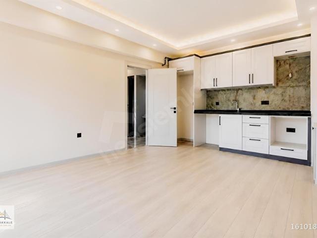 ÇANAKKALE CADDE ÜZERİNDE GENİŞ BALKONLU 1+1 SATILIK DAİRE