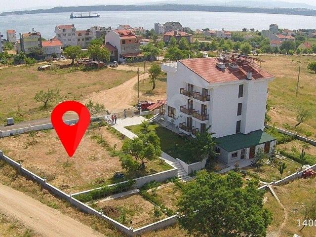 ÇANAKKALE ECEABAT'TA BOĞAZ MANZARALI SATILIK OTEL BİNASI VE ARSASI
