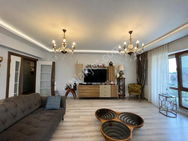 Çanakkale Merkez’de Havuzlu Site İçerisinde Özel Teraslı 3+1 Kiralık Daire