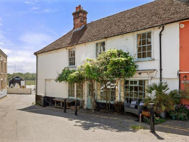 Anchor Hill, Wivenhoe, Colchester, CO7 3 bed cottage to rent £1,500 pcm £346 pw