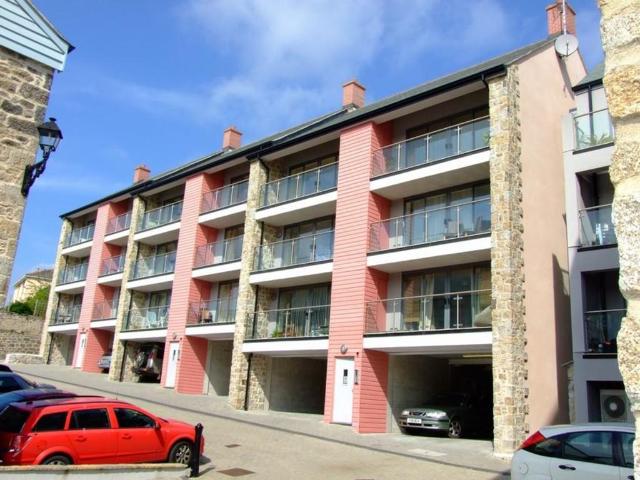 Anchor Terrace, Penryn TR10 1 bed apartment to rent £835 pcm £193 pw
