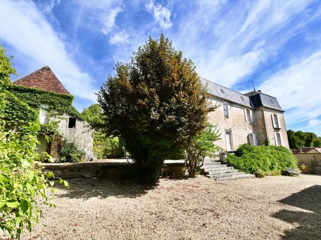 Ancien couvent de caractère sur les hauteurs de Clamecy 335m² Clamecy