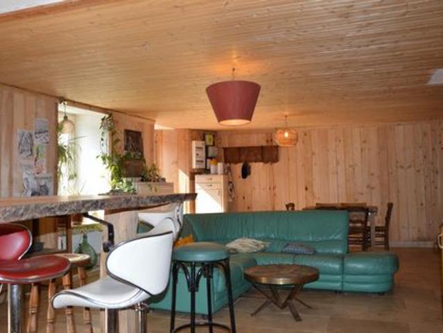 Ancien corps de ferme composé de deux maisons rénovés avec gout
