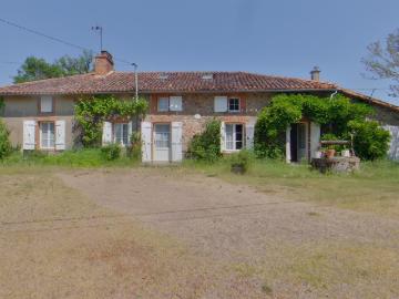 Ancien corps de ferme à Luchapt 6 pièce s avec 5 hectares. 141m² Luchapt