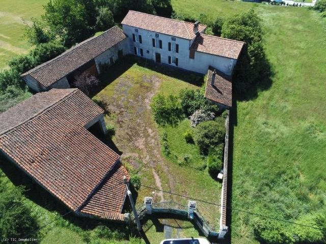 Ancien Corps de Ferme Aux Portes de Ruffec Sur 1.9 Hectares 182m² Brettes