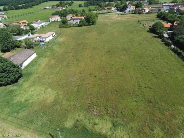 Ancien Corps de Ferme Aux Portes de Ruffec Sur 1.9 Hectares 182m² Brettes