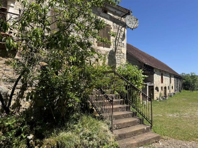 Ancien corps de ferme avec moulin à eau du XIIe siècle sur 1. 140m² Le Vignon en Quercy