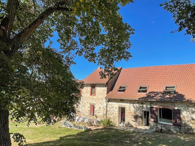 Ancien corps de ferme, domaine de charme avec plus de 2 hect. 158m² Marcillat en Combraille