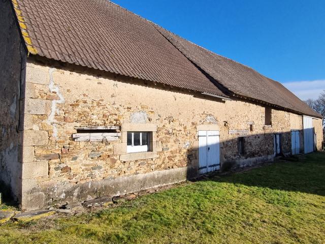 Ancien corps de ferme dans petit hameau calme !