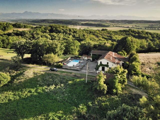 Ancien corps de ferme de 320 m² hab sur 1Ha6 situé à 25' de T.