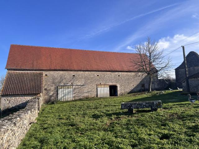 Ancien corps de ferme, + de 6ha, dépendances, ressources en. 114m² Livernon