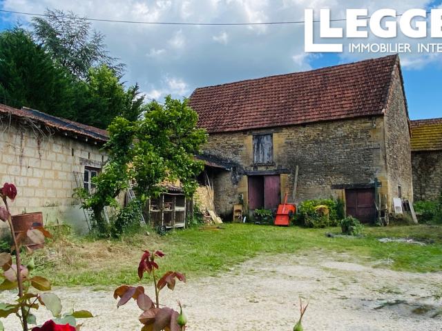 Ancien corps de ferme de caractère en Périgord avec deux habitations, granges et 9.3 ha proche de Montignac