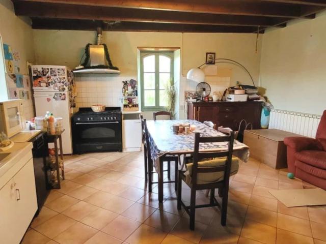 Ancien corps de ferme en situation dominante en sortie d'un. 132m² Bouloc En Quercy