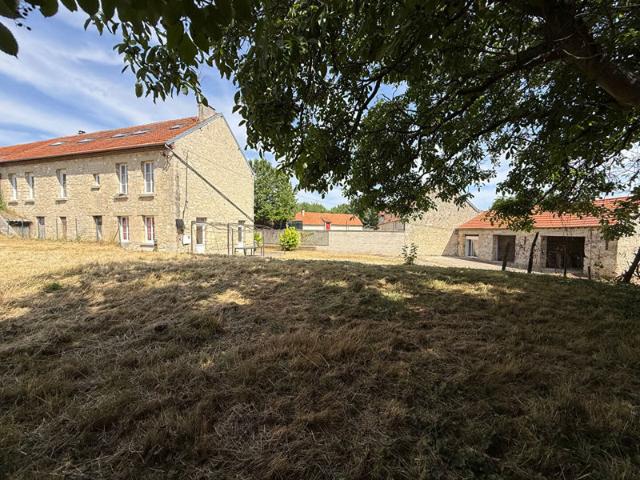 Ancien corps de ferme en pierre, dépendances, grand terrain proche Fismes