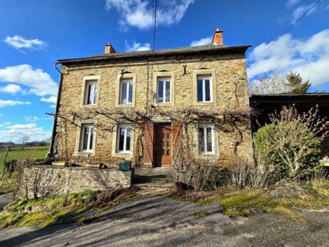 Ancien corps de ferme en pierres dans un environne