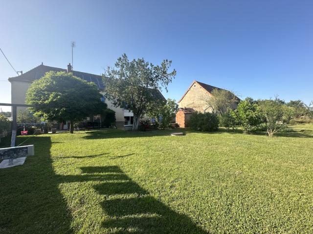 Ancien corps de ferme et dépendances, 180 m2 hab environ