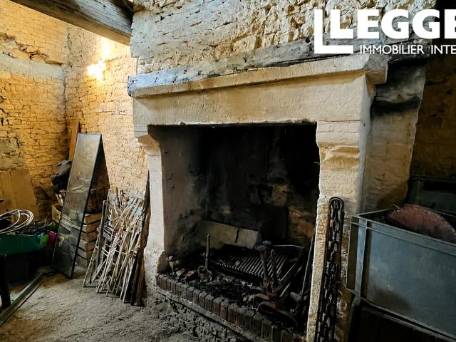 Ancien corps de ferme normand du XVIIIe en pierre et dépendances à rénover sur un terrain de plus de 5 000 m²