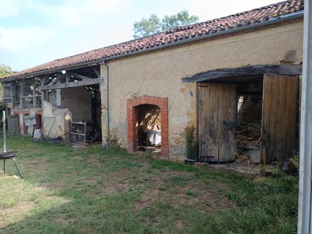 ANCIEN CORPS DE FERME SUR 13356 M² A DEUX PAS DU VILLAGE