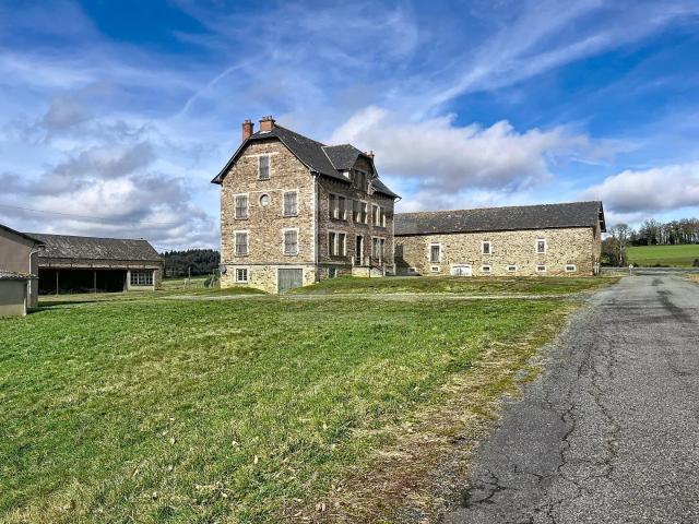 Ancien corps de ferme sur 26 hectares, réunissant maison d'h. 240m² Quins
