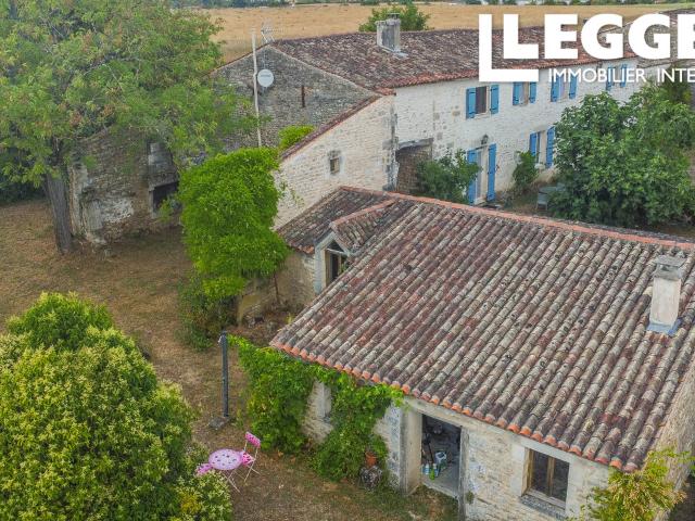 Ancien corps de ferme rénové avec nombreuses dépendances, grand terrain, piscine, 10mn Angoulême