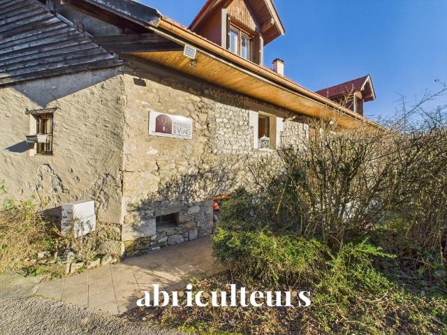 Ancien corps de ferme rénové avec vue panoramique en vente à. 433m² Charvonnex
