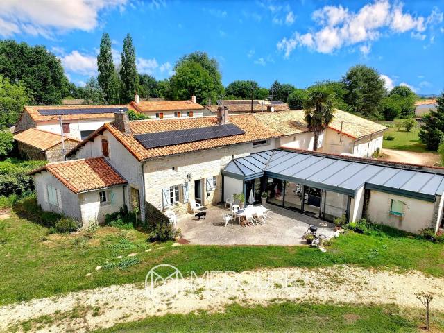 Ancien corps de ferme rénové en pierre 230m² Saint Coutant