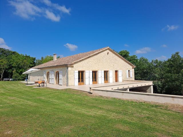 Ancien chai rénové avec jardin et beaux volumes 175m² Saint Puy