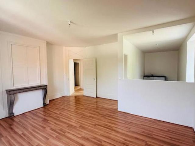 Appartement révové 3 pièce s 62.40 m2/parking