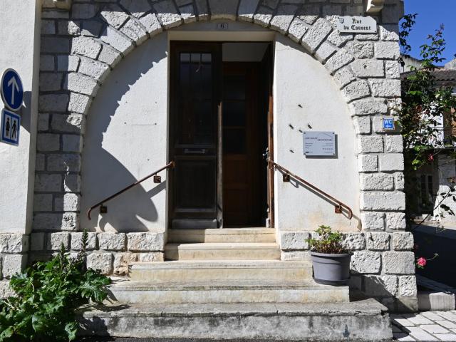 Ancien Bureau de Poste réhabilité avec cour et dépendance au. 161m² Tournon d'Agenais