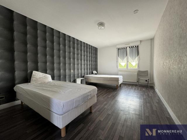 Ancien Hotel Ideal Pour Investissement Locatif Ou Hebergemen. 788m² Le Tâtre