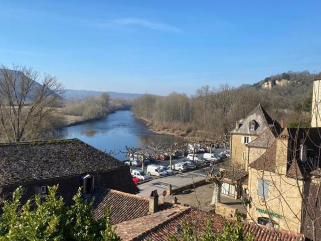 Ancien hôtel / restaurant avec vue imprenable sur la rivière