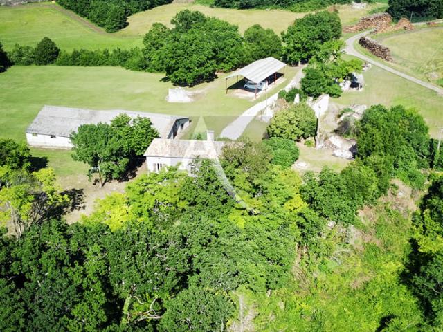 Ancien hameau en pierre comprenant: 1 maison d'habitation, 2 granges, 2 hangars et diverses remises et ruines en pierre