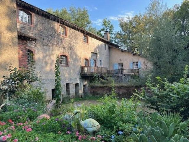 Ancien moulin au bord de la rivière avec habitation et gîte indépendant sur 7 hectares