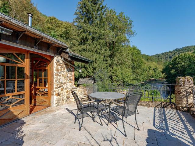 Ancien moulin au bord du Viaur Vue magnifique sur l'eau 1. 185m² Tanus