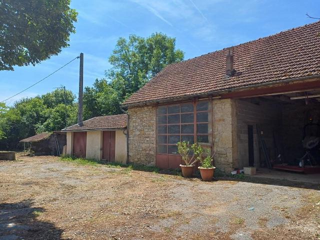 Ancien moulin avec dépendances sur 1.2 ha de terrain 160m² Larroque Toirac