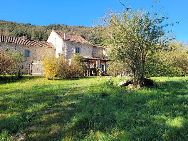 Ancien moulin à eau en pierre du 17ème siècle situé dans 5429m2 de verdure, avec 200 m2 de surface habitable plus 3 chambres d’hôtes indépendantes