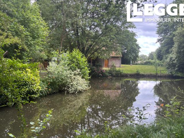 Ancien moulin et sa piscine dans un havre de verdure