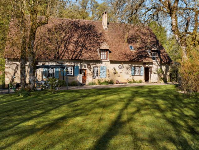 Ancien moulin restauré 280 m2 4 chambres parc avec riv