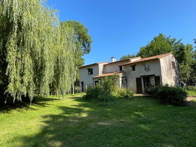 Ancien moulin sur 4,5 hectares de terrain 165m² Duras