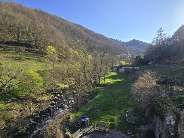Ardèche Ancien moulinage en pierres dans la vallée de l'Auzène 6 logements une grande salle 232m² dépendance piscine rivière au pied