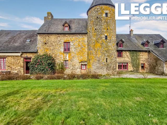 Ancien manoir avec presque 1000 ans d'histoire et ses dépendances sur 24ha proche de Domfront