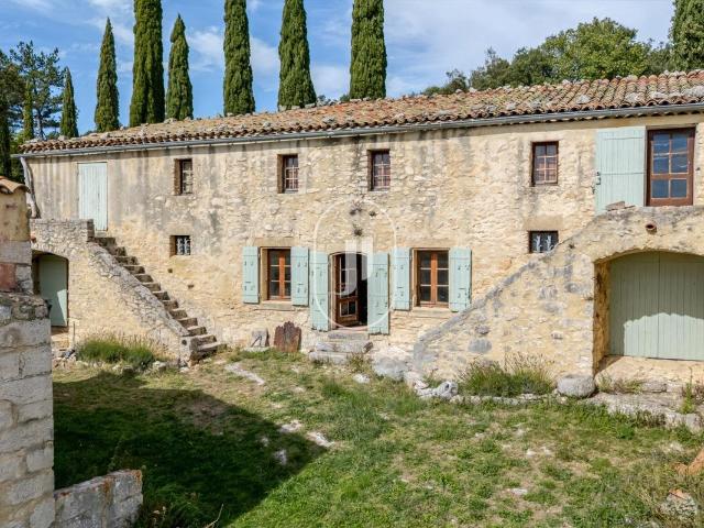 Ancien mas à rénover dans un emplacement exceptionnel à vend. 280m² Rustrel