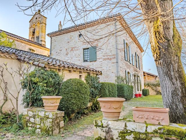 Ancien Presbytère du 18e siècle avec piscine et dépendances 305m² Monflanquin