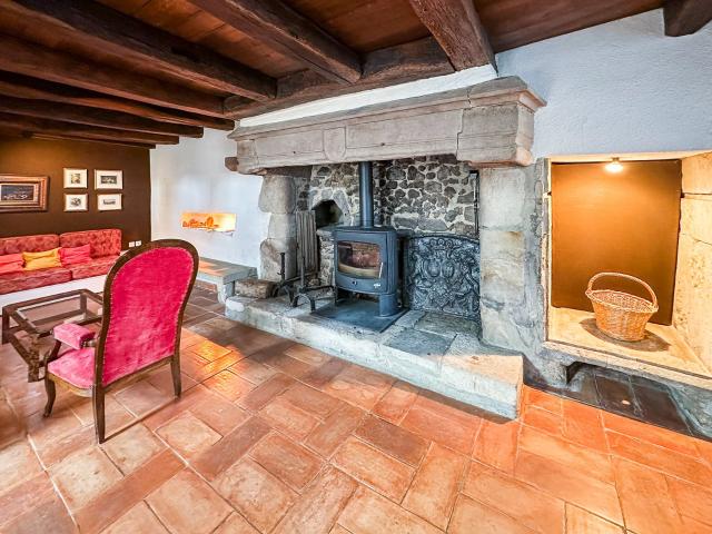 Ancien presbytère du Xiv? siècle 310 m2 Volumes rares et. 310m² Gourdon