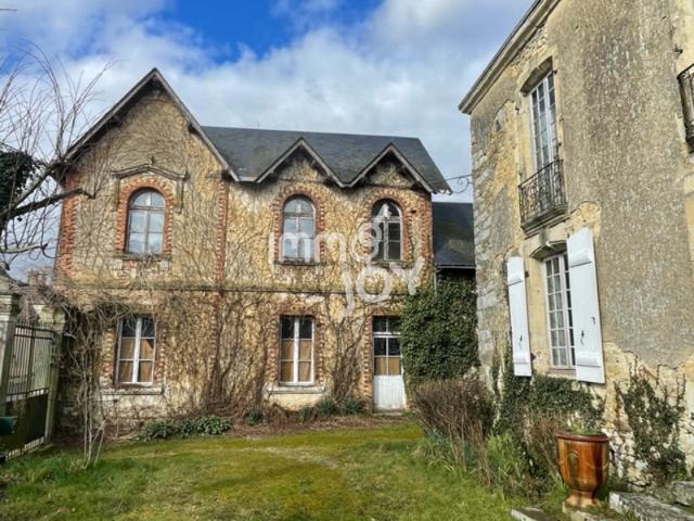 Ancien presbytère du XVIII ème avec dépendances sur jardin c