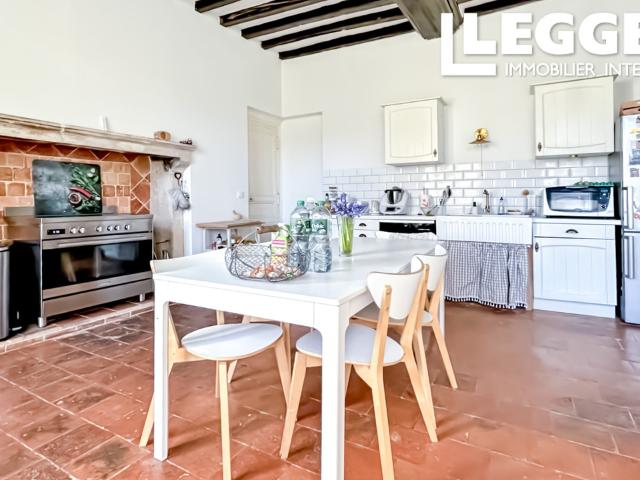 SOUS OFFRE Ancien presbytère élégant situé dans un village tranquille, avec 5 chambres et jardin privé