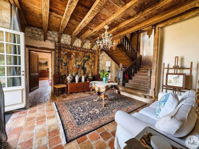 Ancien prieuré au cœur d’un village. 430m² Lauzun