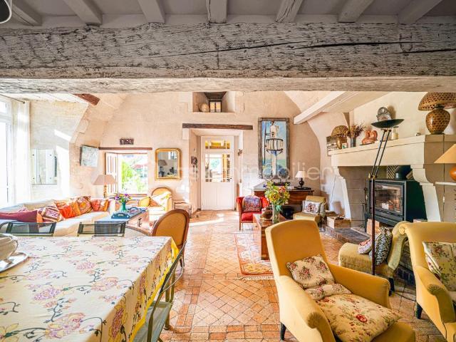Ancien prieuré du XI siècle –maison familiale et fort potentiel d’activité