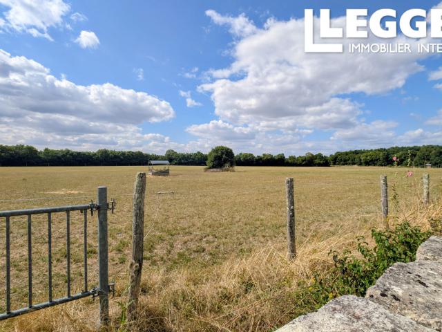 ANCIEN RELAIS DE CHASSE AVEC DÉPENDANCES, LOGEMENTS SECONDAIRES ET 9,4 HECTARES AUBIGNÉ 79110 – En lisière